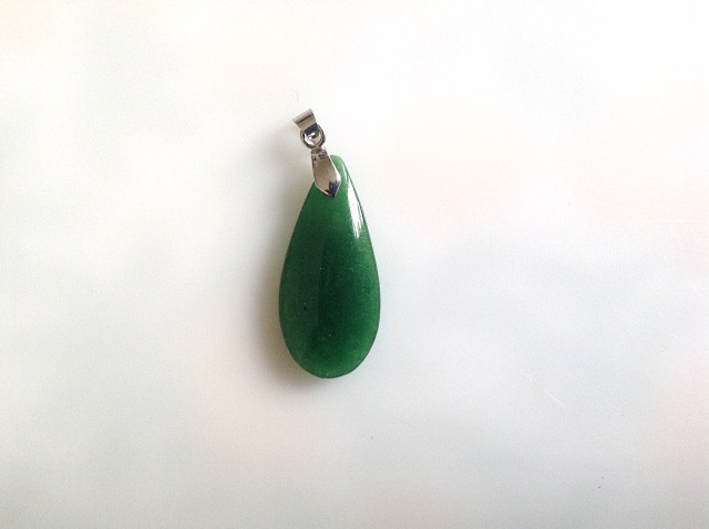 Pendentif 'goutte' en jade Pendentif 'goutte' en jade